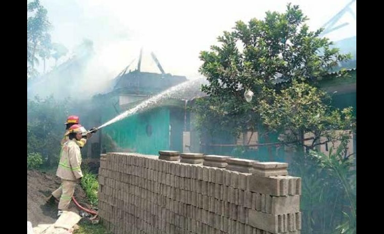 GERAK CEPAT: Petugas dari damkar Kabupaten Malang memadamkan api yang menghanguskan rumah warga Desa Kasembon, Kecamatan Bululawang, Kamis lalu (18/9)