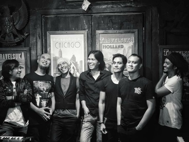 DEWA 19: Band legendaris asal Indonesia yang sukses menciptakan lagu spektakuler.