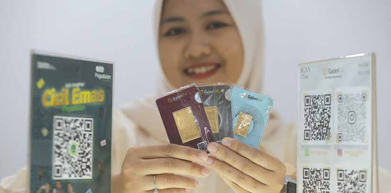 REKOR BARU: Pegawai Pegadaian Cabang Malang memperlihatkan emas Galeri 24. Harga emas per kemarin menembus Rp 2,1 juta per gram yang menjadi tertinggi pekan ini.