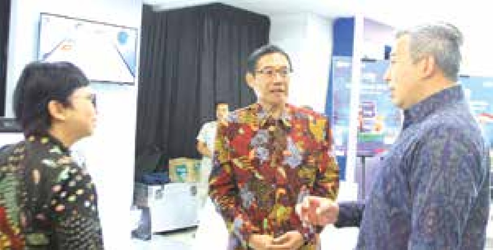 KOLABORASI: Rektor UM Prof Dr Hariyono MPd (tengah) berdiskusi dengan Direktur Network and Retail Funding PT Bank Tabungan Negara (Persero) Rulli Setiawan (kanan) pada Kamis (18/9).