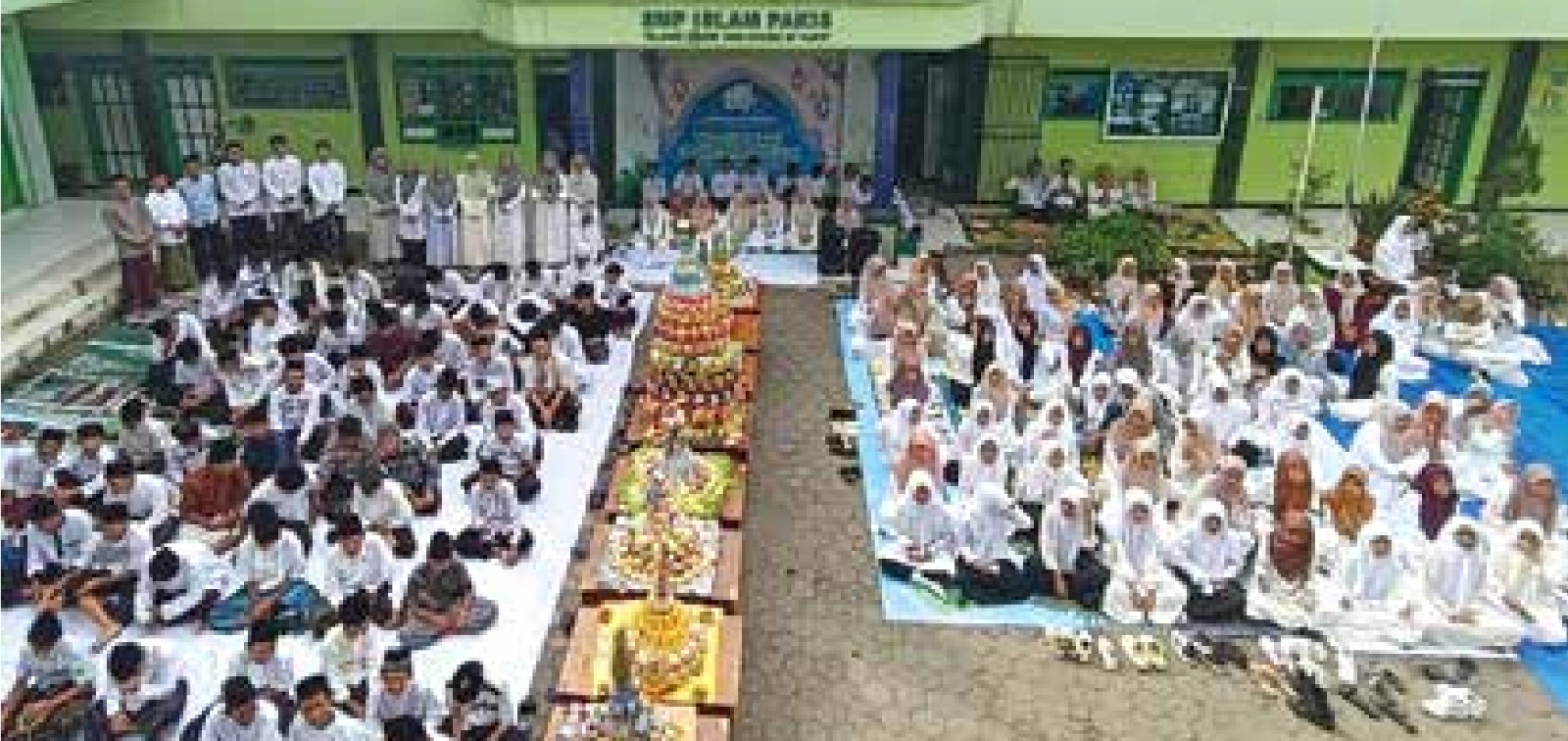 KHIDMAT SEKALIGUS MERIAH: Siswa-siswi SMP Islam Pakis mengikuti acara Maulid Nabi Muhammad SAW di halaman sekolah pada, 5 September.