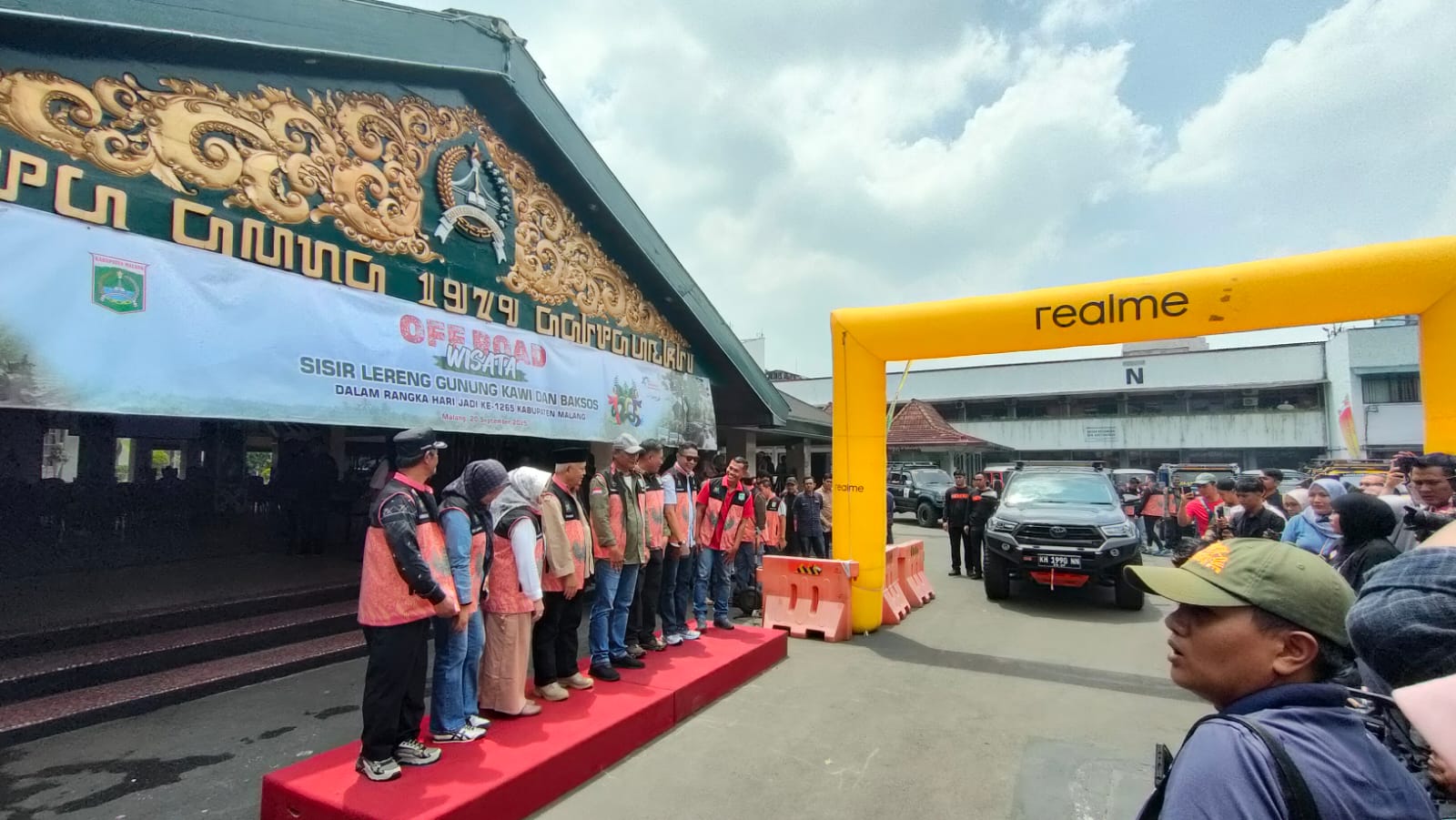 MERIAH: Semarak launching rangkaian Hari Jadi Kabupaten Malang ke-1265 diwarnai dengan kegiatan off road dan bakti sosial.