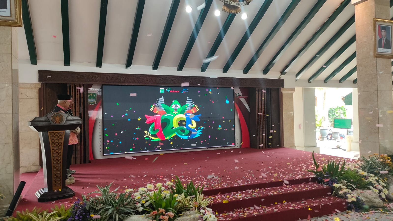 BERMAKNA: Bupati Malang Sanusi saat mengenalkan Logo Hari Jadi ke-1265 Kabupaten Malang.