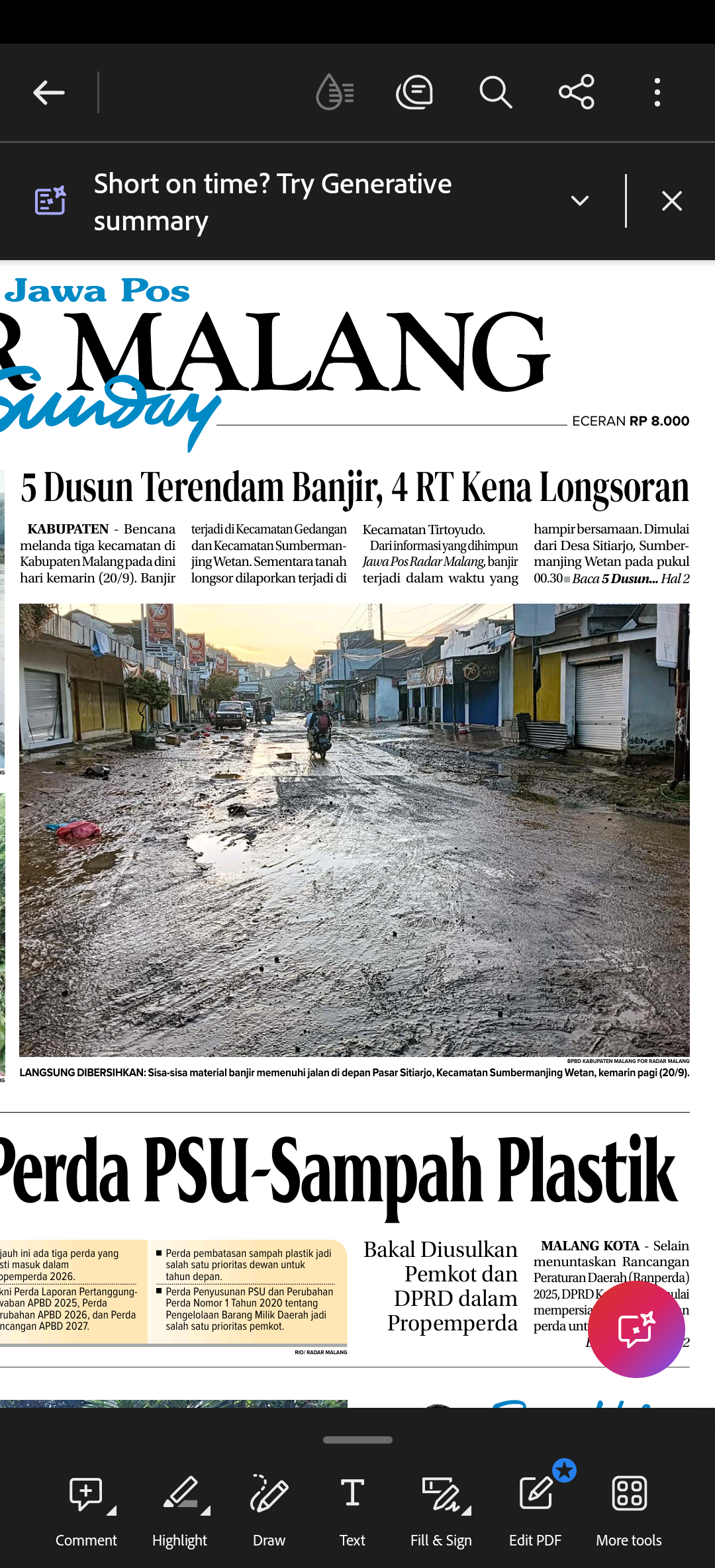 LANGSUNG DIBERSIHKAN: Sisa-sisa material banjir memenuhi jalan di depan Pasar Sitiarjo, Kecamatan Sumbermanjing Wetan, kemarin pagi (20/9).