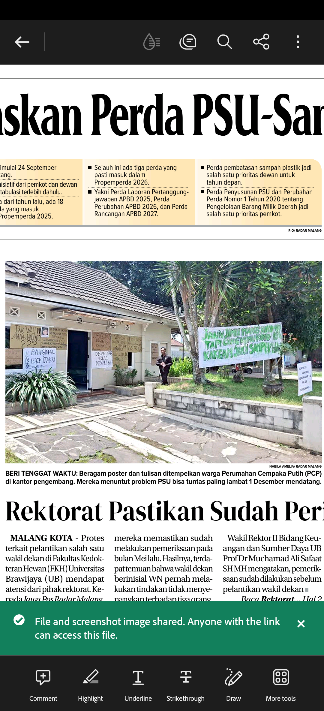 BERI TENGGAT WAKTU: Beragam poster dan tulisan ditempelkan warga Perumahan Cempaka Putih (PCP) di kantor pengembang. Mereka menuntut problem PSU bisa tuntas paling lambat 1 Desember mendatang.