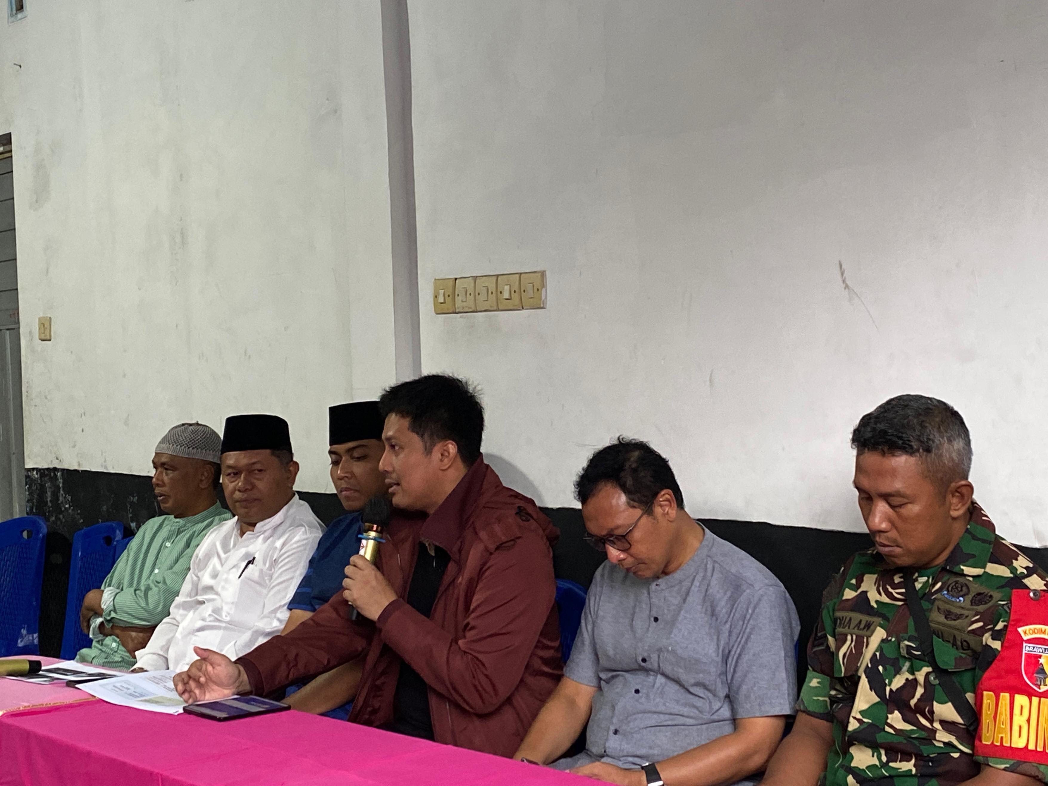 HIDUP BERSIH: Kepala Dinas Kesehatan Kota Batu Aditya Prasaja (pegang mik) memberikan penjelasan kepada warga saat meluncurkan program RT Sehat