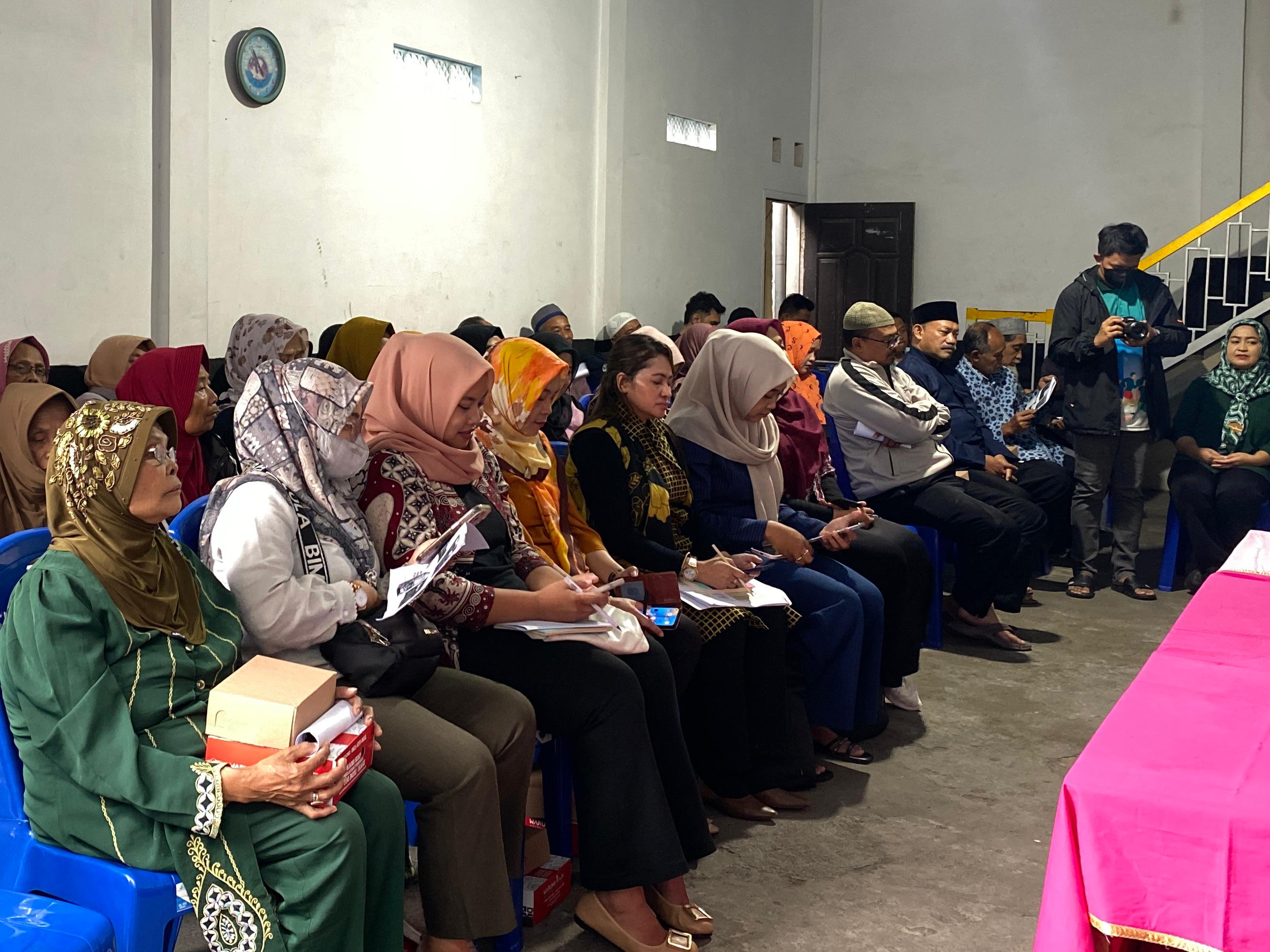 ANTUSIAS TINGGI: Warga RT 3 RW 1 Kelurahan Sisir tengah menyimak pemaparan dari Kepala Dinkes Kota Batu Aditya Prasaja saat gelaran Pembentukan RT Sehat, Minggu (21/9).