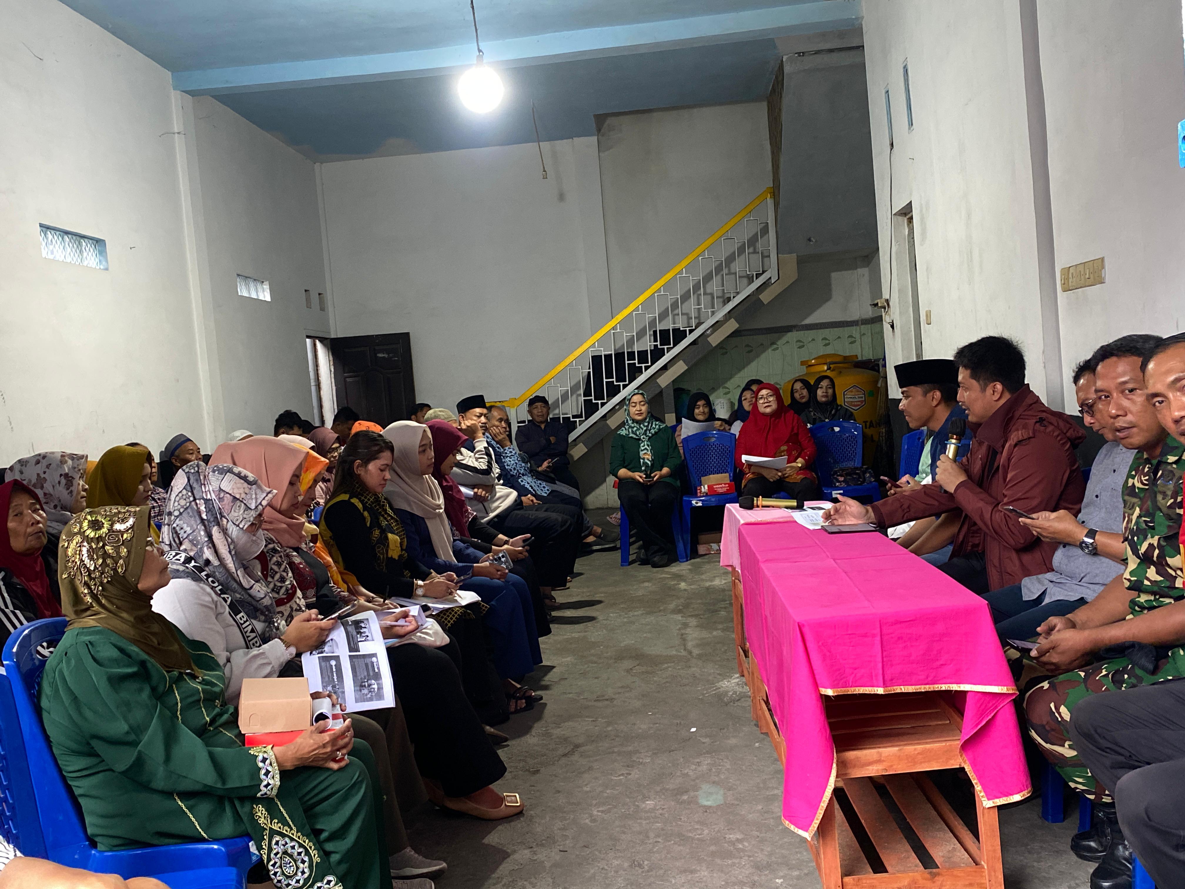 PERDANA: Dinas Kesehatan Kota Batu meluncurkan program RT Sehat di Kelurahan Sisir, Minggu (21/9).