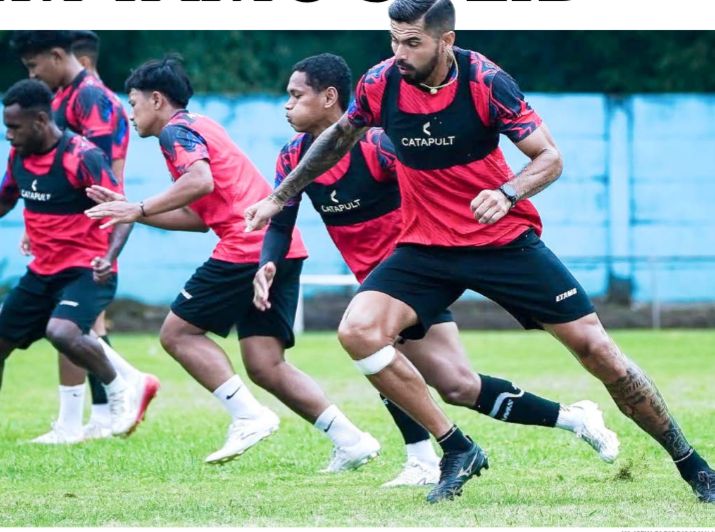 MAMPU MENANG: Julian Guevara bersama para pemain Arema FC melakukan sprint dalam sesi latihan di ARG Soccer Field, Lawang, beberapa waktu lalu.