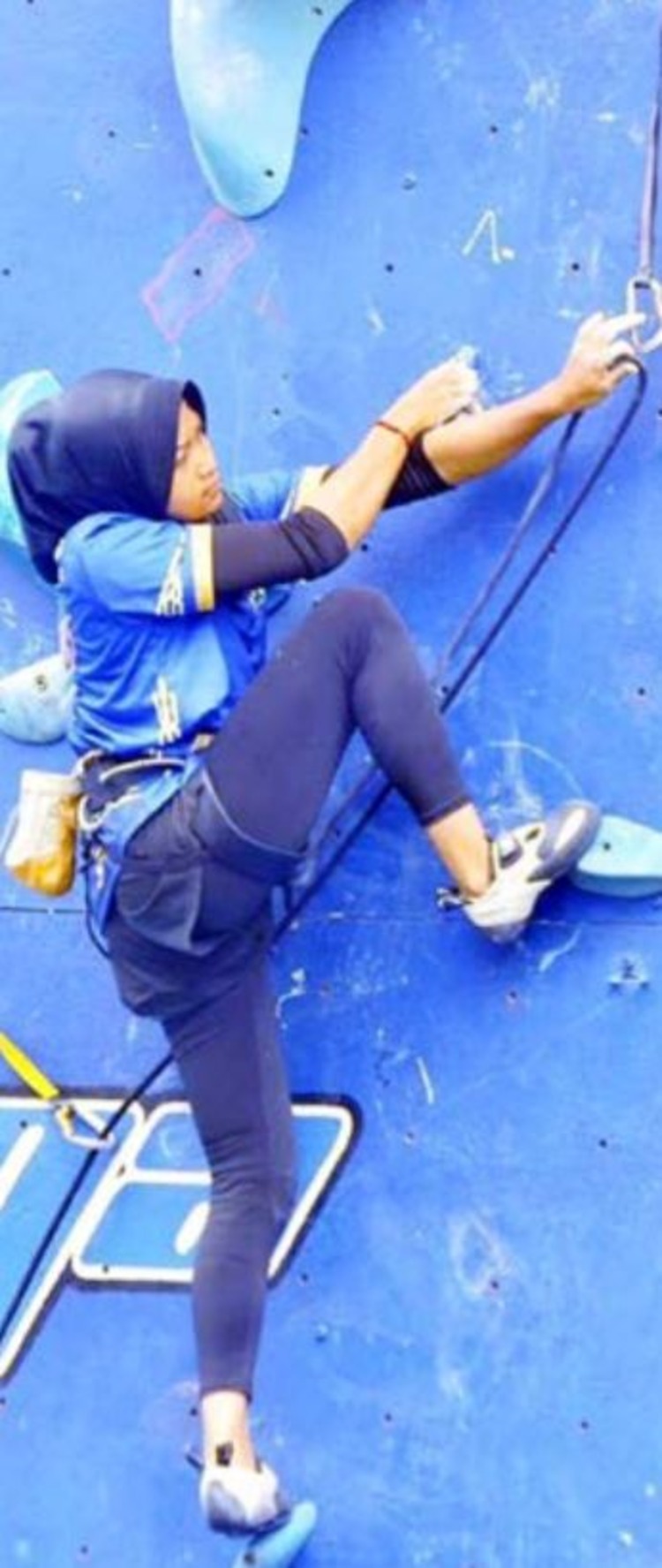 MAKSIMALKAN KEKUATAN: Atlet Panjat Tebing Kota Malang bertanding dalam ajang Porprov IX Jatim di wall climbing Politeknik Malang, Juli lalu.