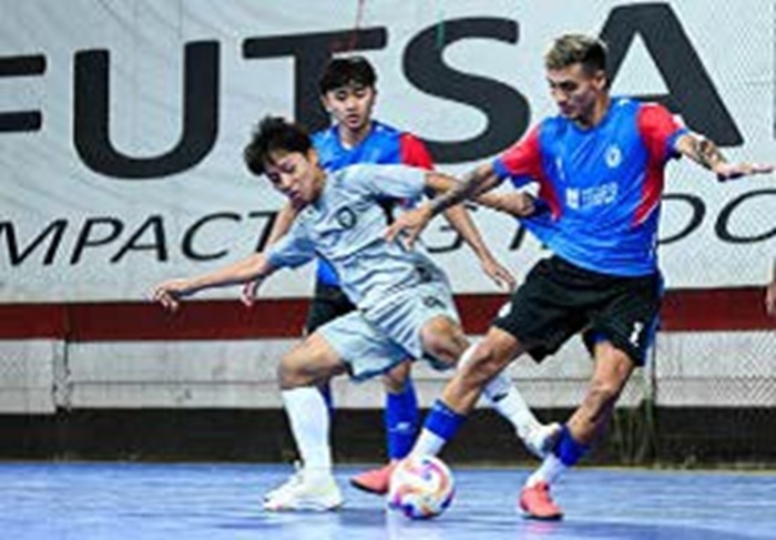 AKAN BERBENAH: Andres Josue Teran (kanan) berusaha melewati pemain Moncongbulo FC dalam laga uji coba di Bandung, 19 September lalu.