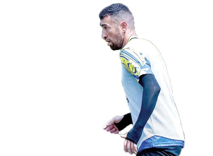 INGIN PECAH TELUR: Winger Arema FC Paulinho Moccelin menguasai bola dalam sesi latihan di ARG Soccer Field Lawang, kemarin.