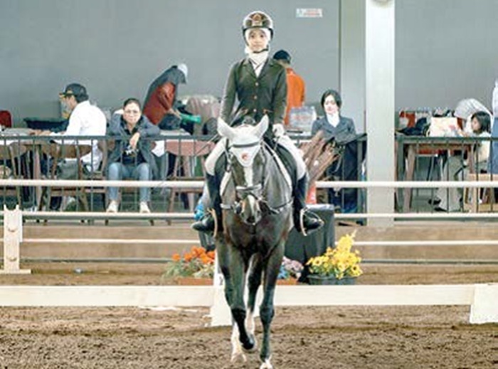 TAMPIL IMPRESIF: Atlet Equestrian Pordasi Kota Malang Reyna Carissa tampil dalam ajang Piala Wali Kota Malang 2025 di Puncak Joyo Royal Stable, beberapa waktu lalu.