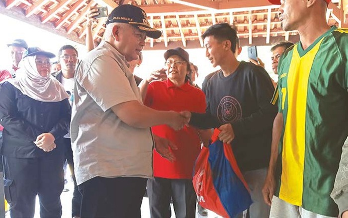 PEDULI: Bupati H M. Sanusi (kiri) membagikan bantuan kepada warga Sitiarjo yang terdampak banjir kemarin.