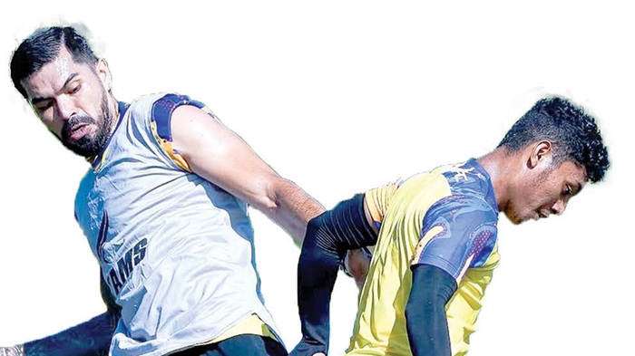 PERLU VARIASI: Salim Tuharea (kanan) berusaha melewati Julian Guevara dalam sesi internal game di ARG Soccer Field Lawang.