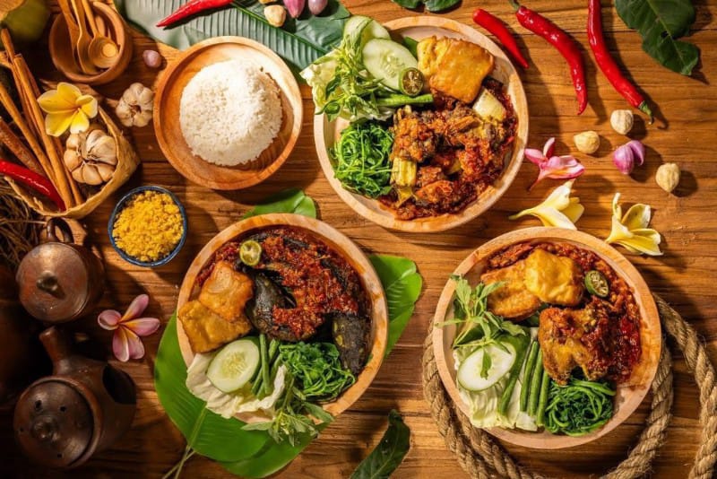 Tak lagi bingung pilih menu makan siang. Di Malang, kamu bisa menemukan makanan khas Sunda sampai Jogjakarta!