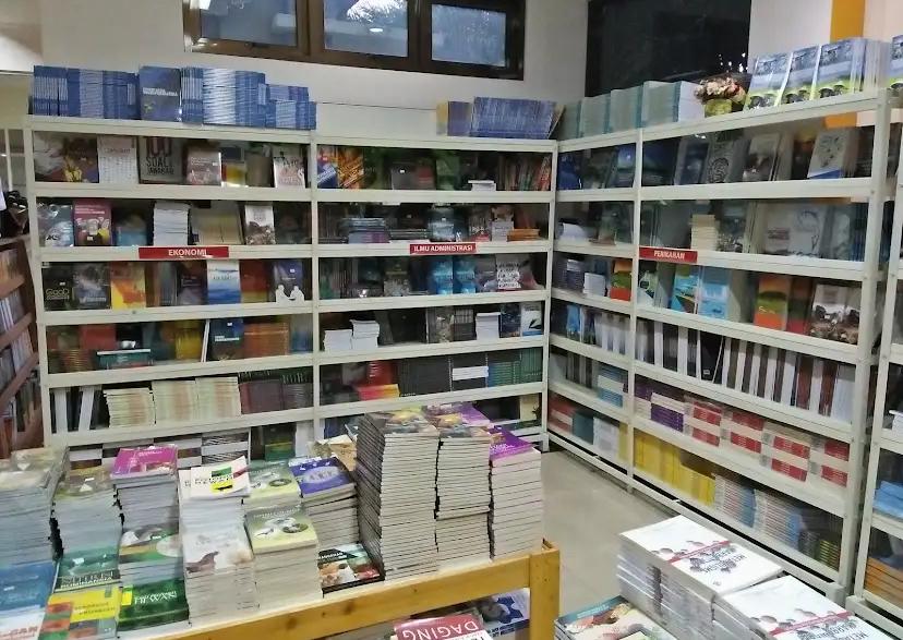 Belajar makin terarah dengan buku TKA pilihan. Inilah rekomendasi bacaan terbaik bagi siswa kelas 12 Malang yang bersiap menghadapi UTBK-SNBT.
