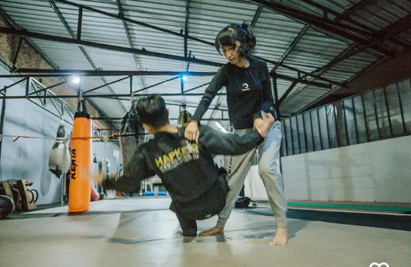 Muay Thai kini digemari warga Malang. Kenali 10 gerakan dasarnya, mulai dari latihan ringan hingga teknik serangan penuh tenaga.