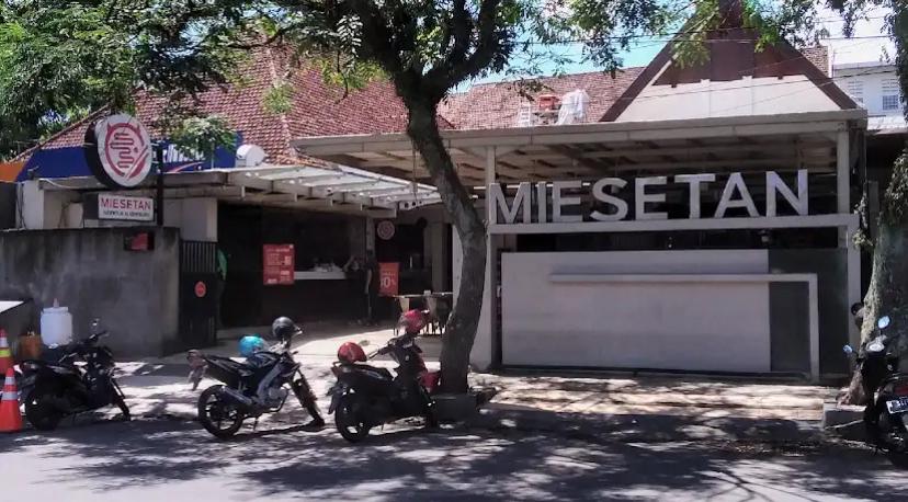 Jalan Bromo Malang punya banyak pilihan tempat makan enak. Cocok untuk santap malam sekaligus healing kuliner sederhana.