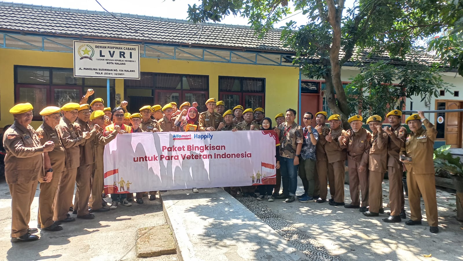 KOMPAK: Para anggota LVRI foto bersama dengan tim Alfamart usai penyerahan bantuan sembako.
