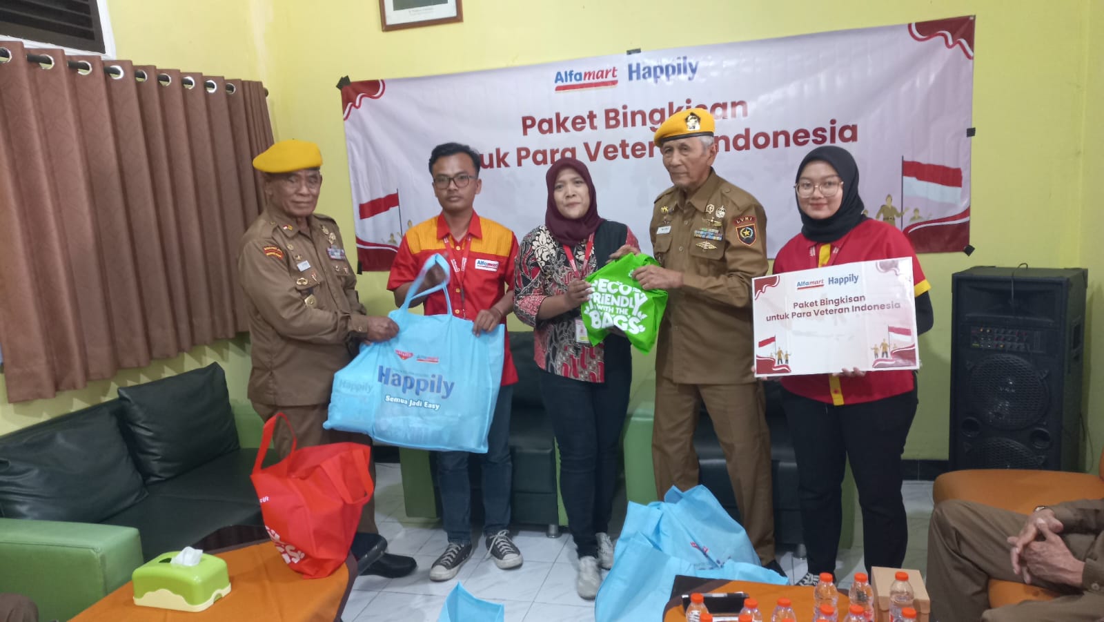 BERBAGI: Tim dari Alfamart menyerahkan bantuan secara sembako secara simbolik kepada Ketua DPC LVRI Kota Malang Letkol (Pur) Machmud SH (dua dari kanan),  Senin (23/9/25)