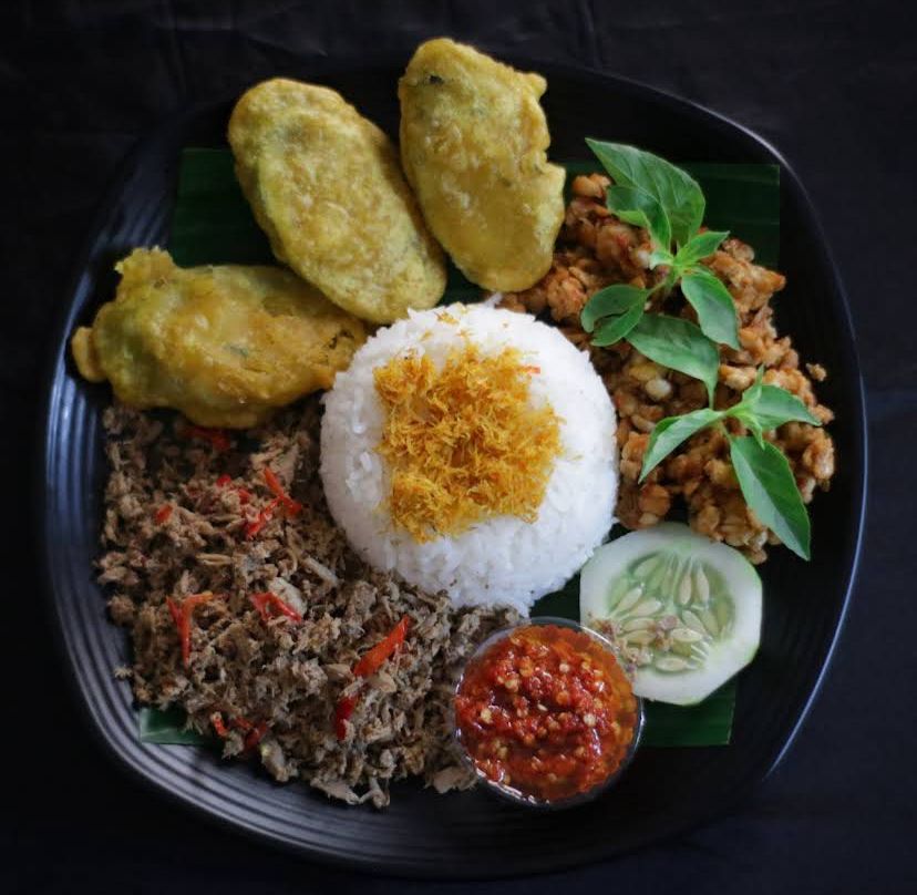 NIKMAT: Menyantap penyetan dengan lalapan khas membuat selera makan meronta-ronta.