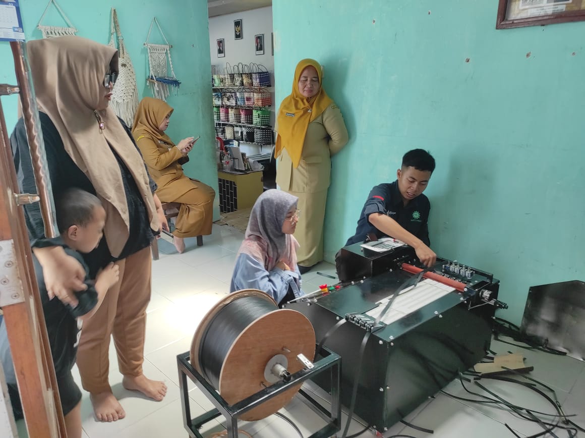 Polinema Dorong UMKM di Blitar Lebih Efisien dengan Alat Pemotong Pita Otomatis.