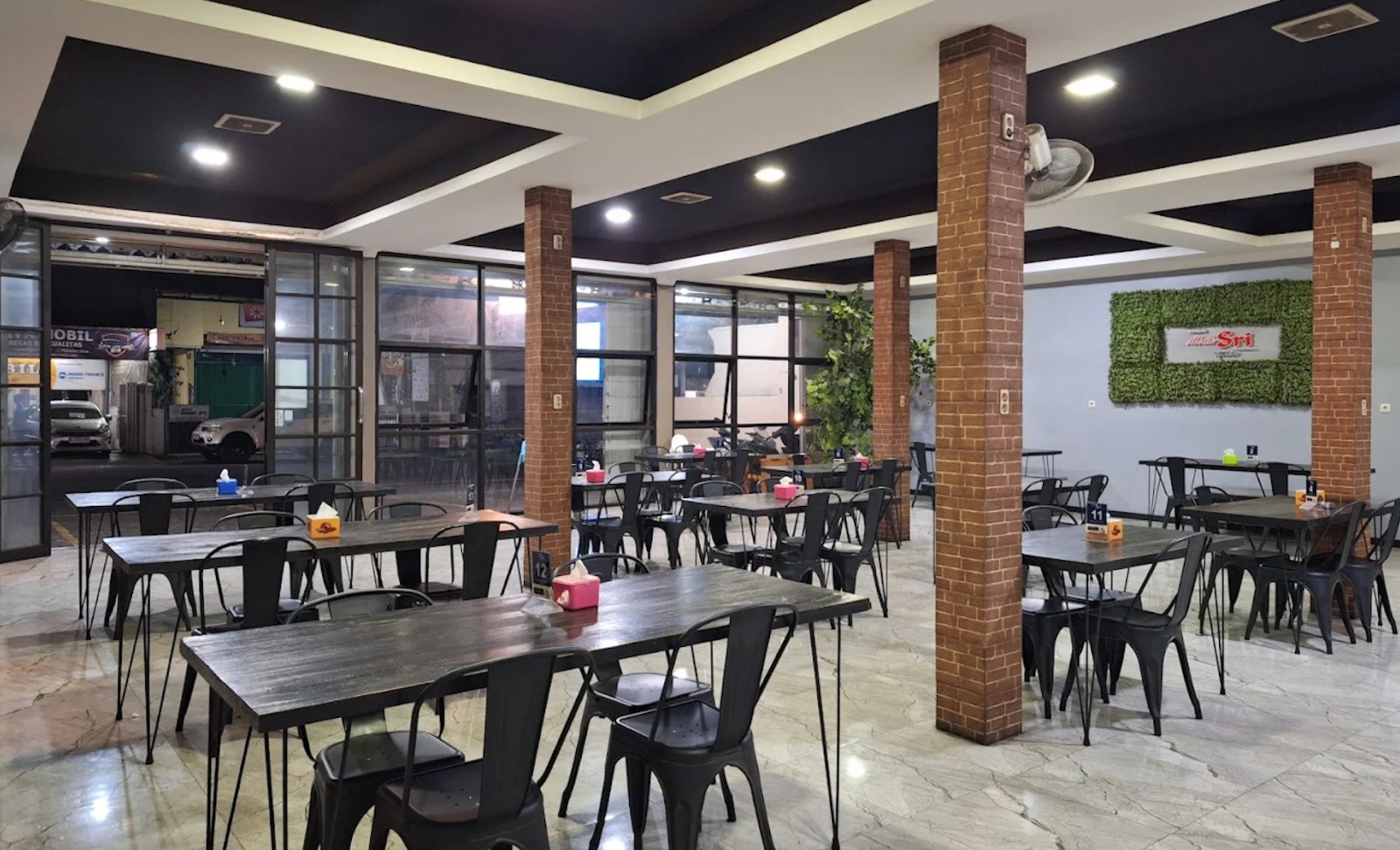 ANDALAN: Warung Mbak Sri, makanan rumahan dengan cita rasa Jawa Timur yang kental.