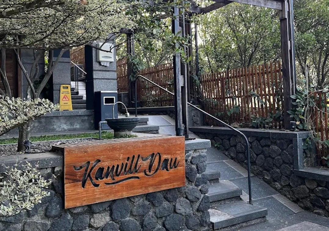 PESONA ALAM: Kanvill Dau yang menawarkan sensasi makan dengan pemandangan alam yang indah.