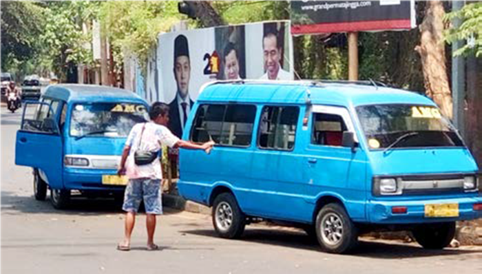 MODA TRANSPORTASI: Dua angkot mangkal menunggu penumpang di Jalan Simpang Panji Suroso, Blimbing kemarin (21/9).