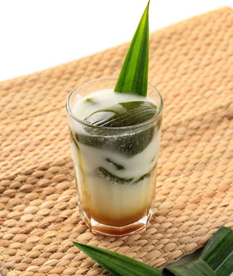 SEGAR: Es cincau hijau dengan gula, satan dan daun pandan yang menggugah selera