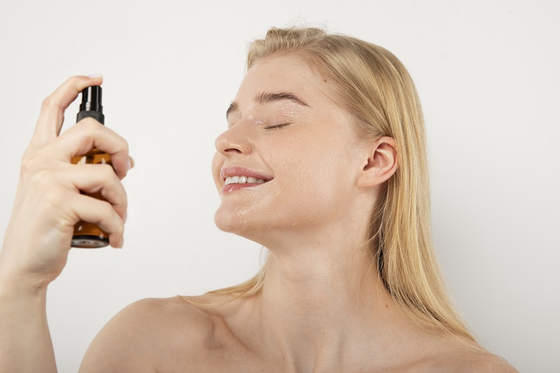 SETTING SPRAY:  Rekomendasi Setting Spray agar Make Up Tahan Seharian