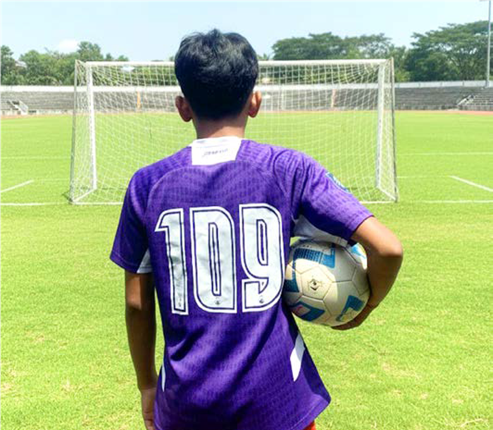 MASIH PUNYA KANS: ADK hendak berlatih sepak bola di lapangan dekat rumahnya dengan memakai baju Persik Kediri yang sempat ia bela kemarin.