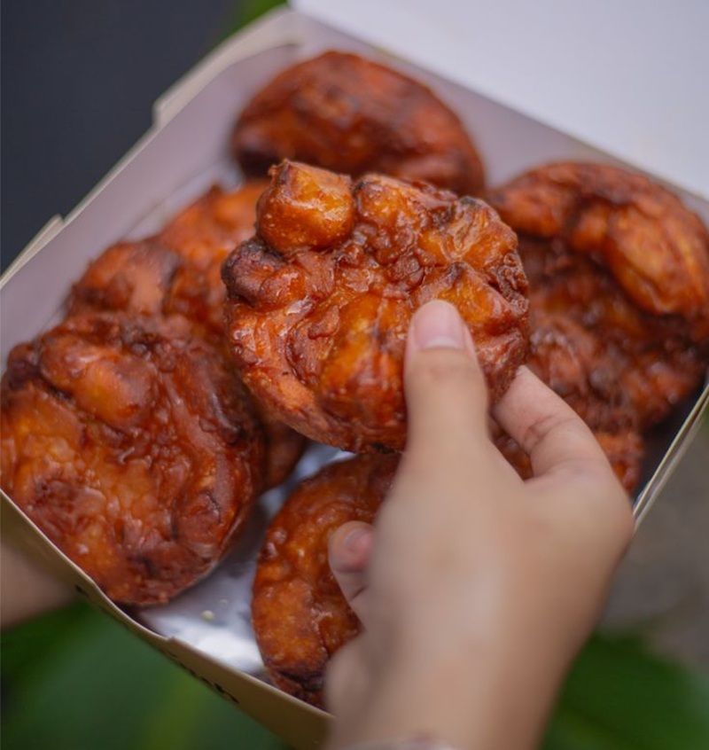 RENYAH: Pisang goreng madu manis kriuk