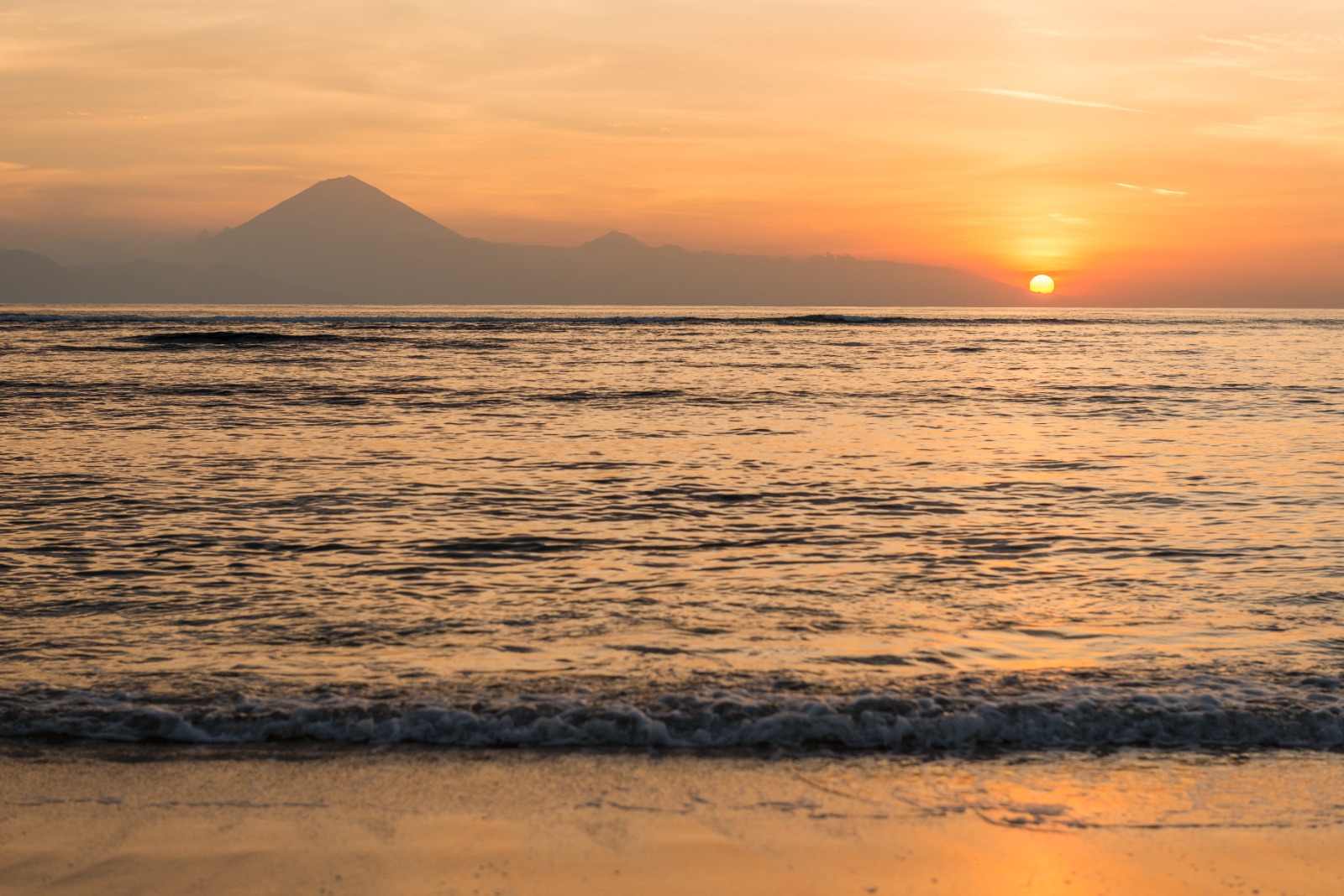 INDAH: Langit jingga, laut berbisik, senja selalu punya cara sederhana untuk menenangkan jiwa.