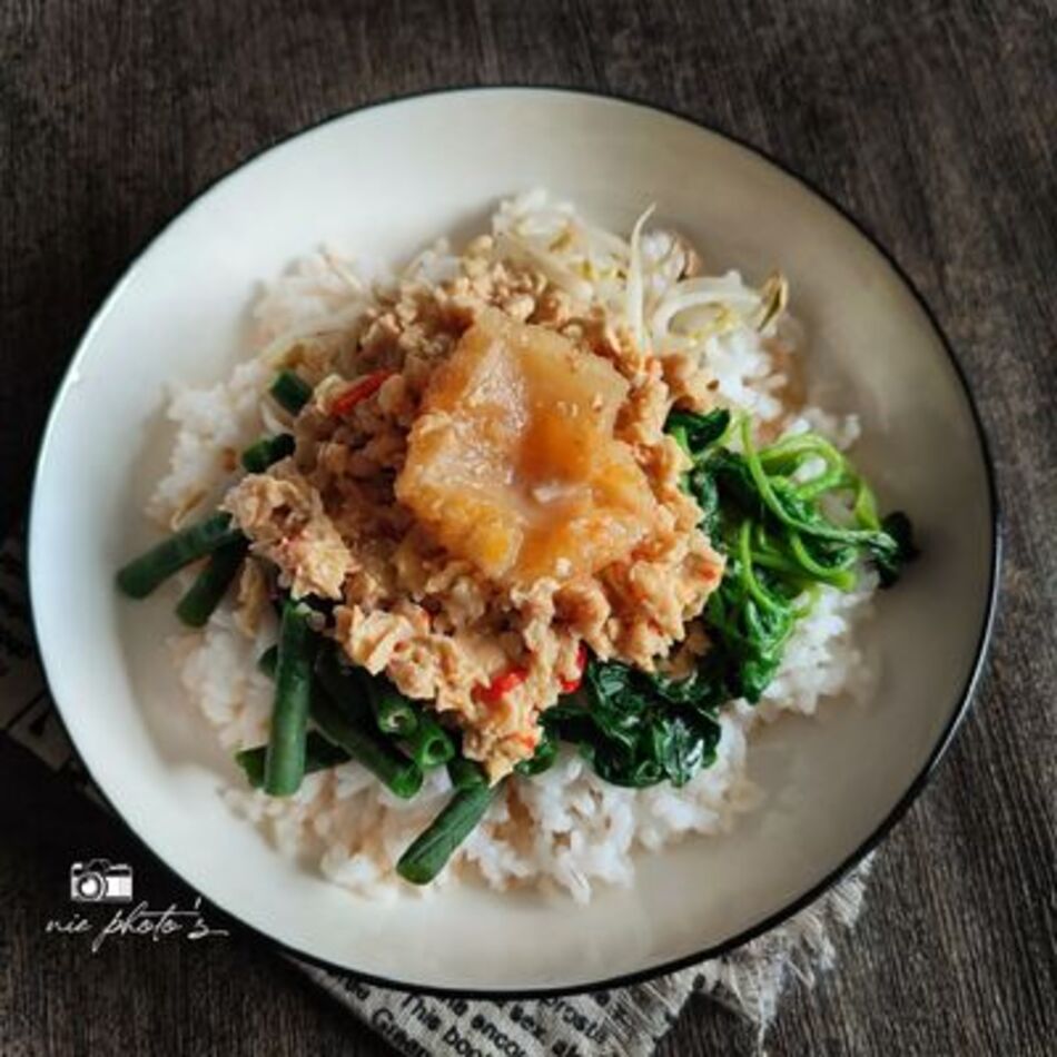 BERGIZI DAN MURAH: Nasi pecel berisikan sayuran rebus dan protein seperti tahu atau tempe