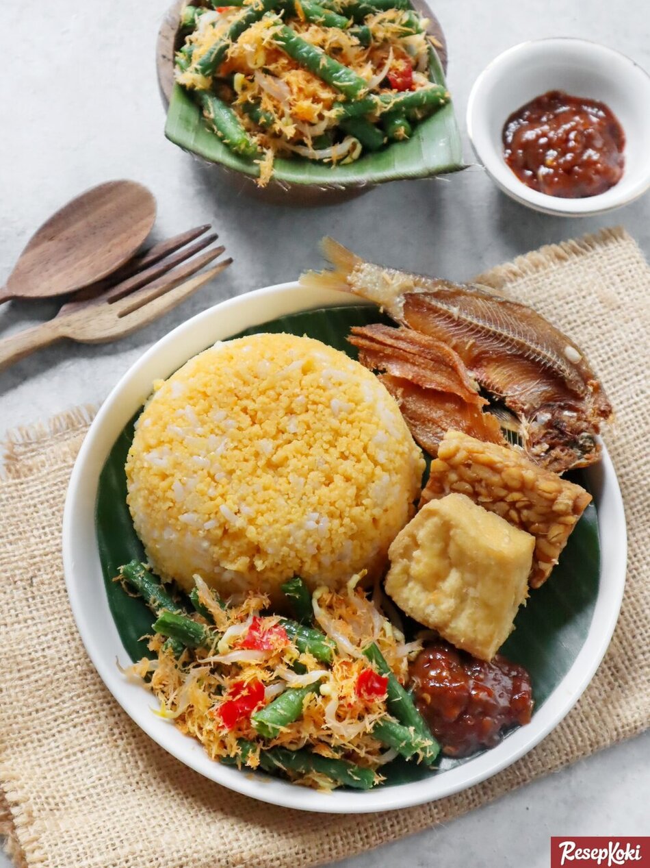 AROMA HARUM DAN GURIH MANIS ALAMI: Nasi jagung enak disajikan dengan ikan asin dan berbagai kondimen lainnya