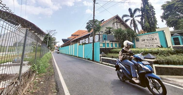 CARIKAN SOLUSI: SMP Negeri 4 Kota Malang jadi salah satu sekolah yang masih menempati lahan milik Universitas Negeri Malang (UM).