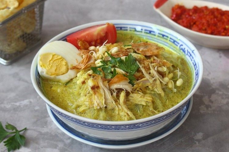 Soto dengan Kuah Gurih, Dilengkapi Telur dan Ayam sebagai Topping