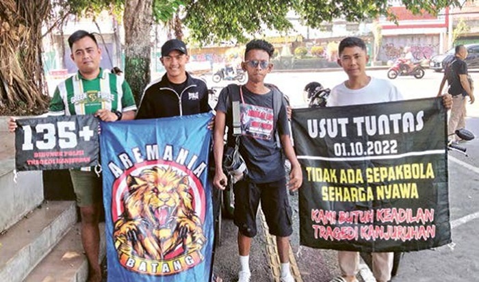 BAWA MISI KEMANUSIAAN: Eko Agus Ryanto (dua dari kanan) disambut perwakilan Aremania dan Bonek ketika tiba di Batang, Jawa Tengah.