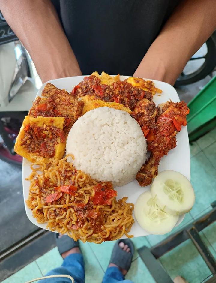 MANTAP: Warung Dkeprek, salah satu rekomendasi Kuliner Murah di Suhat Malang yang Cocok untuk Berhemat di Akhir Bulan