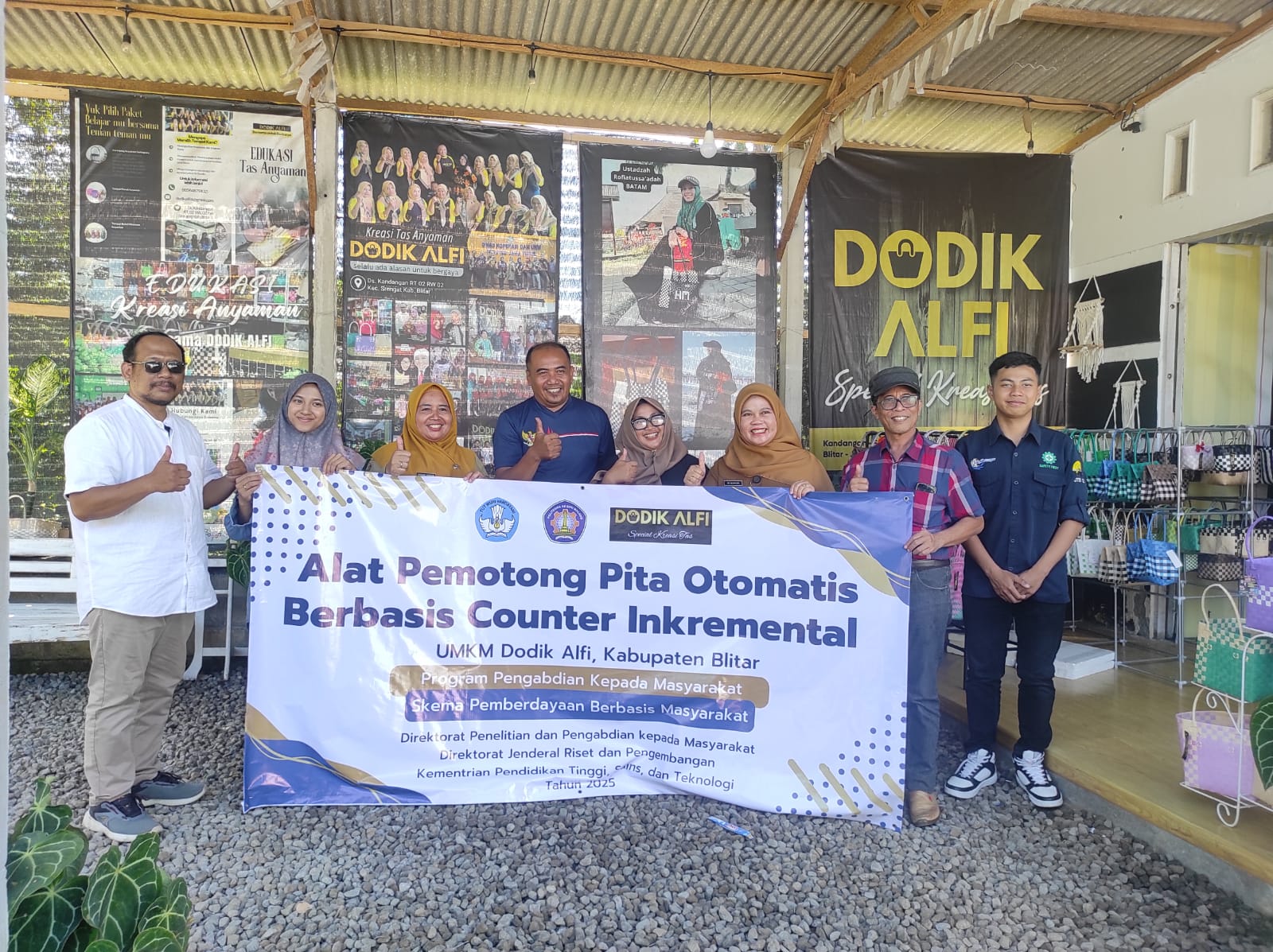 BERDAYA: Polinema Dorong UMKM di Blitar Lebih Efisien dengan Alat Pemotong Pita Otomatis.