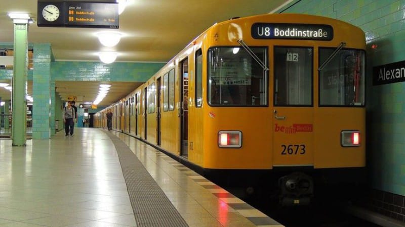 Salah satu transportasi umum di Jerman yang beroperasi di bawah tanah dan umummmm di gunakan oleh orang Jerman.