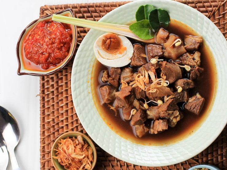 ENAK OTENTIK: Cita rasa rawon rekomendasi di bawah yang wajib kamu coba