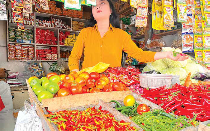 PASOKAN TERBATAS: Seorang pedagang cabai di Pasar Gadang melayani pembeli kemarin pagi. Lonjakan harga cabai rawit yang menembus Rp 60 ribu per kilogram dipicu stok yang makin seret di pasaran.