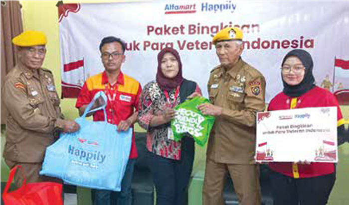 PEDULI: Alfamart-Happily membagikan paket sembako untuk veteran di Kota Malang kemarin.