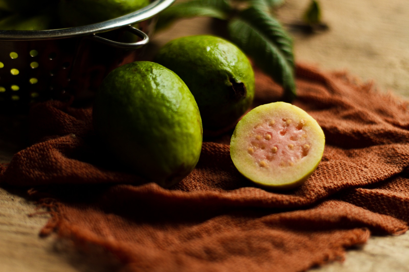 SEGAR: Segar, manis, dan penuh manfaat! Jambu merah bukan cuma enak disantap, tapi juga kaya vitamin C untuk jaga daya tahan tubuh.