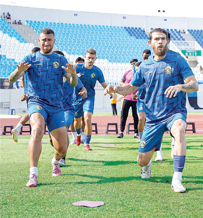 SIAPKAN ANTISIPASI: Para pemain Arema FC melakukan persiapan jelang laga melawan Persib Bandung di Stadion Kanjuruhan, kemarin.
