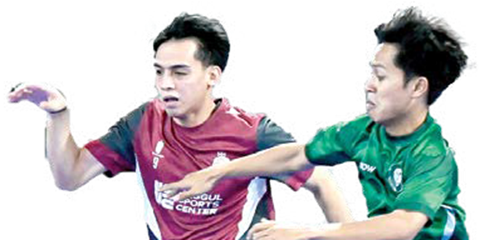 OPTIMALKAN PERSIAPAN: Wais Alkarni (kiri) berusaha lepas dari penjagaan pemain Moncongbulo FC dalam laga uji coba di Bandung pekan lalu.