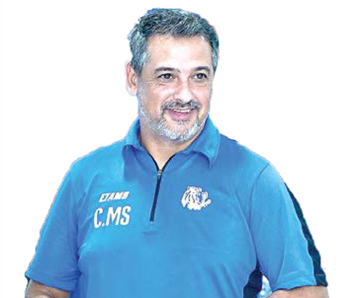 HADAPI MANTAN PEMAIN: Pelatih Kepala Arema FC Marcos Santos tiba di Stadion Kanjuruhan sebelum melawan Persib Bandung.